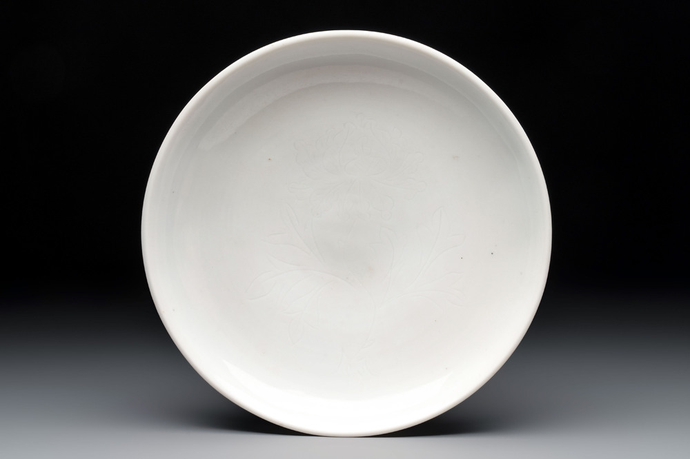 A Chinese Dehua blanc de Chine incised 'Peony' plate, 17/18th C.
