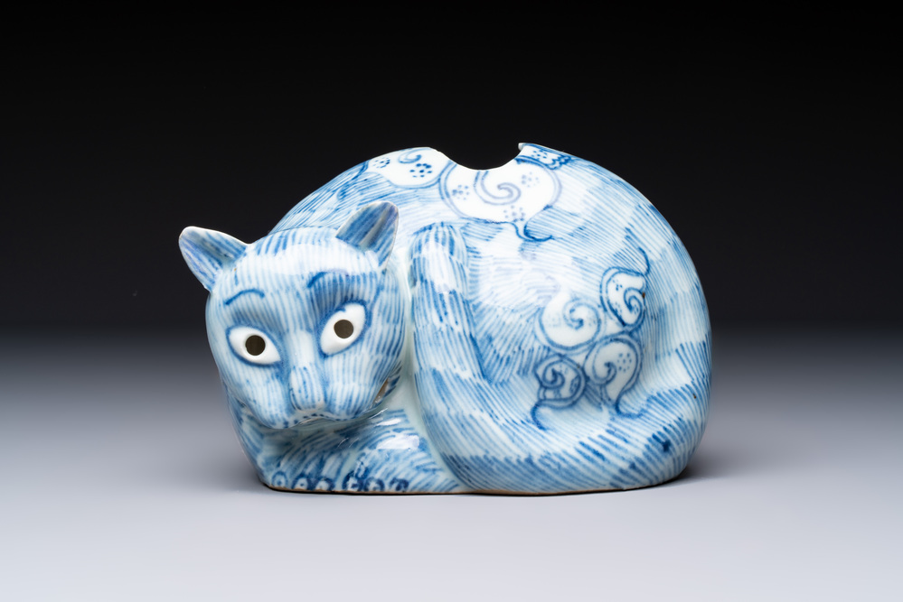 A rare Chinese blue and white 'cat' nightlight, 18th C.