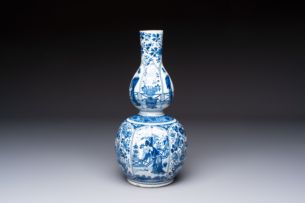A fine blue and white Dutch Delft double gourd Kangxi-style chinoiserie vase, early 18th C.
