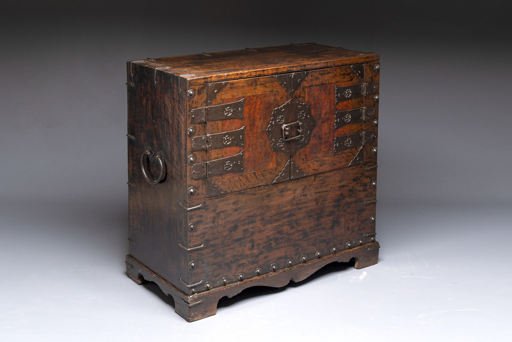A Korean wooden cabinet or Morijang 머릿장, Joseon, 19th C.