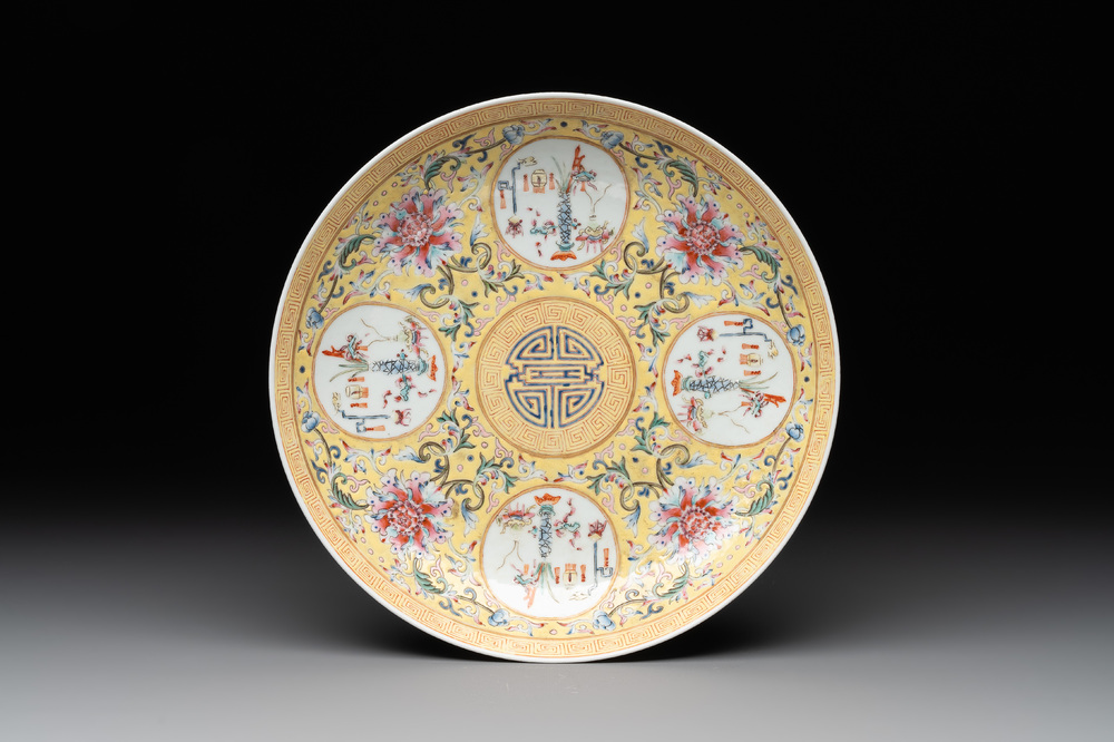 A Chinese famille rose yellow-ground 'Antiquities' plate, Guangxu mark, 19/20th C.