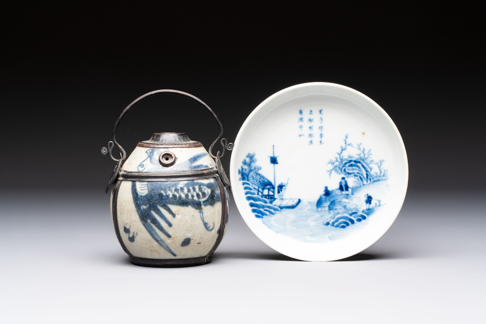 A Chinese blue and white 'Bleu de Hue' waterpipe and a 'Poem' plate for the Vietnamese market, chơi ngọc 玩玉 mark, 19th C.