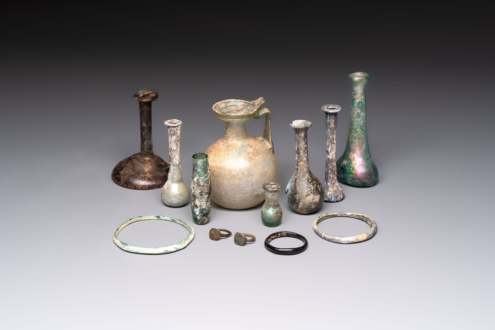 Eight Roman glass flasks, three glass bracelets and two bronze rings, 1st/4th C.
