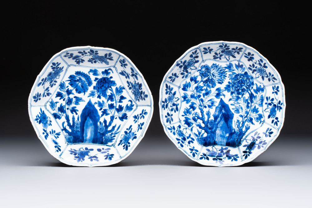 A pair of Chinese blue and white plates with floral design, Ding 鼎 mark, Kangxi