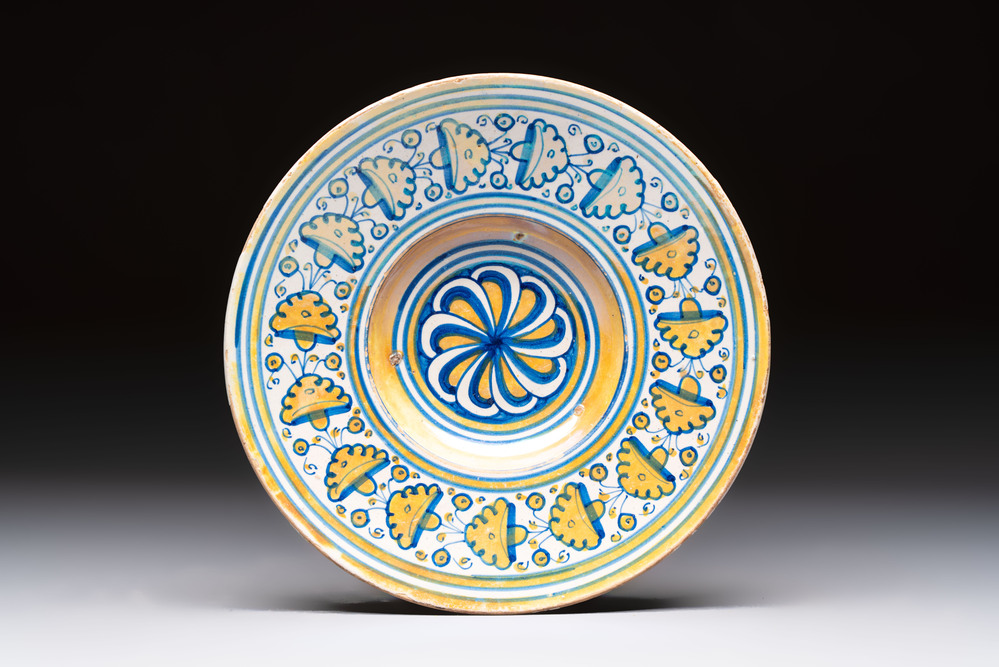 An Italian maiolica lustreware plate, Deruta, 16th C.