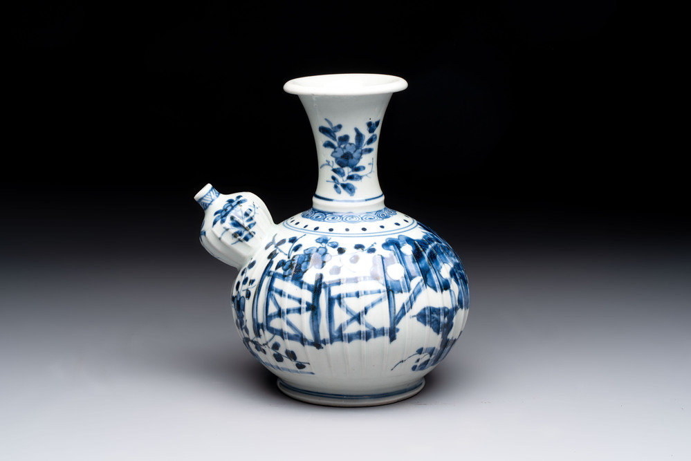 A Japanese blue and white kendi with a garden scene, Edo, early 18th C.