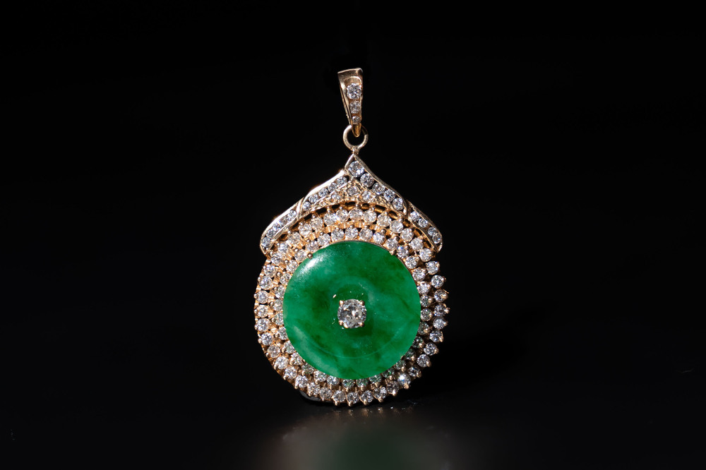 A diamond- and jadeite-inlaid gold pendant, 20th C.