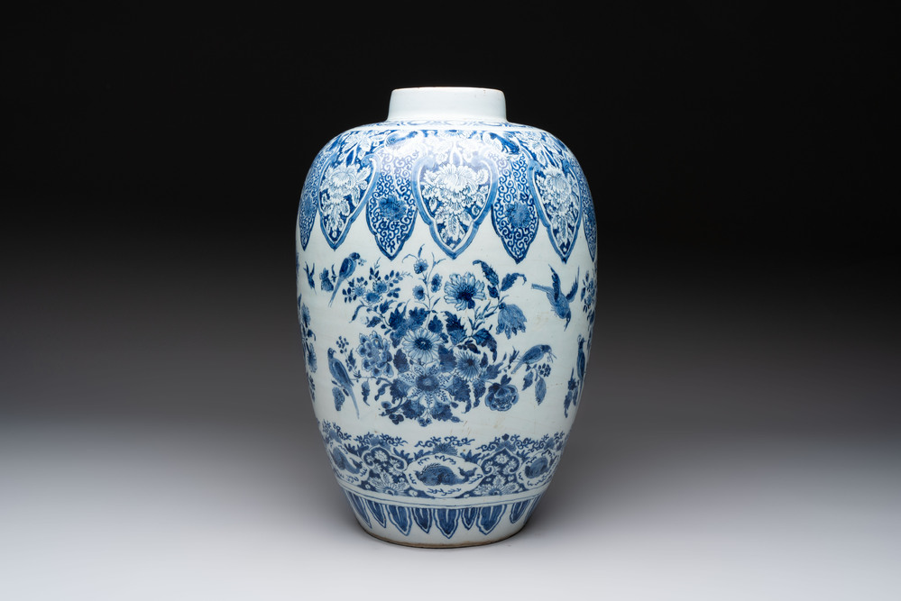 A large blue and white Dutch Delft chinoiserie jar, 1st quarter 18th C.