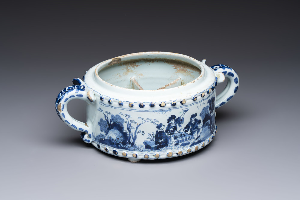 A rare blue and white Dutch Delft chinoiserie spice box, 17th C.