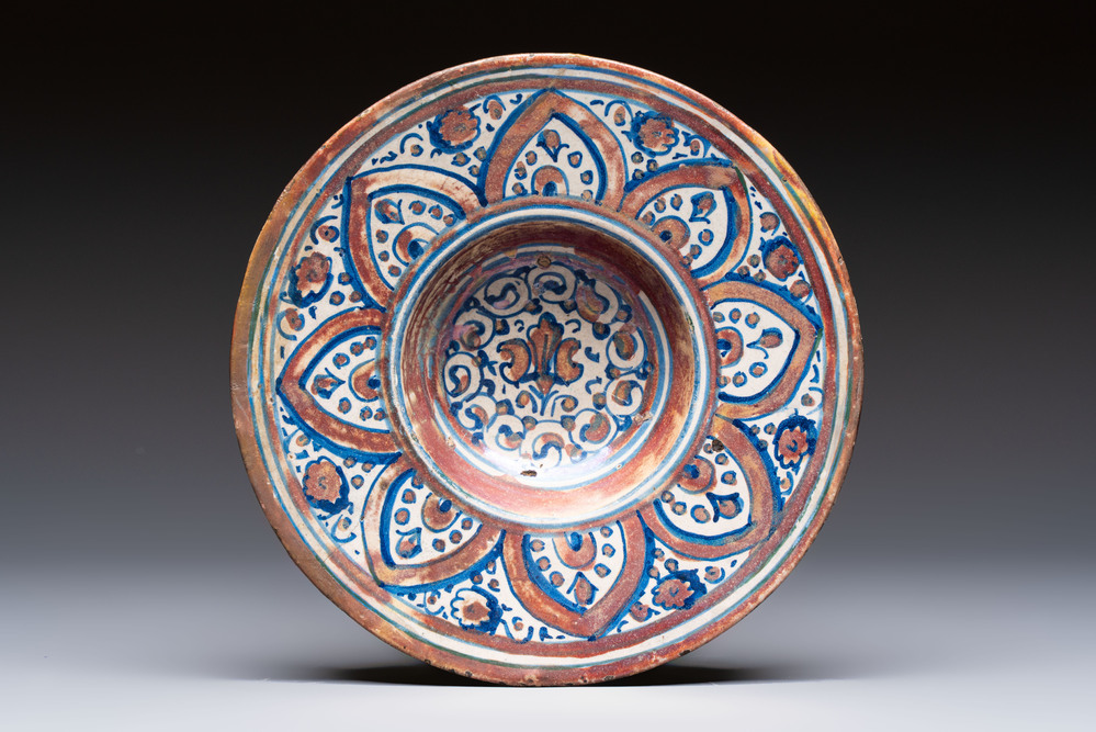 An Italian maiolica lustreware deep plate, Gubbio, 16th C.