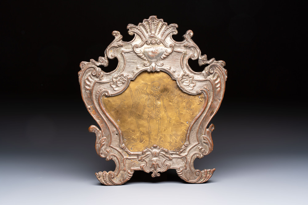 An Italian &lsquo;Memento Mori&rsquo; brass plate with skeleton engraving, mounted in an altar card, 18/19th C.
