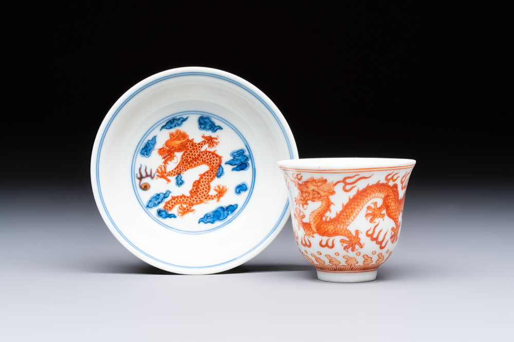 A Chinese iron-red decorated blue and white 'Dragon' saucer and a cup, Yongzheng and Tongzhi mark, 19/20th C.