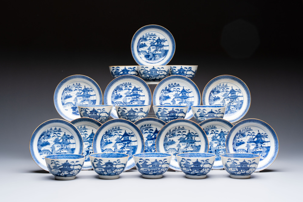 A set of 12 Chinese blue and white 'Landscape' bowls and saucers, Qianlong/Jiaqing