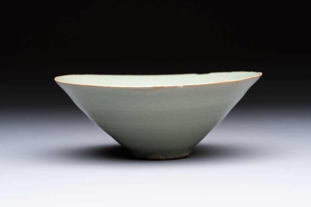 A Korean celadon tea bowl, Goryeo, 12th C.