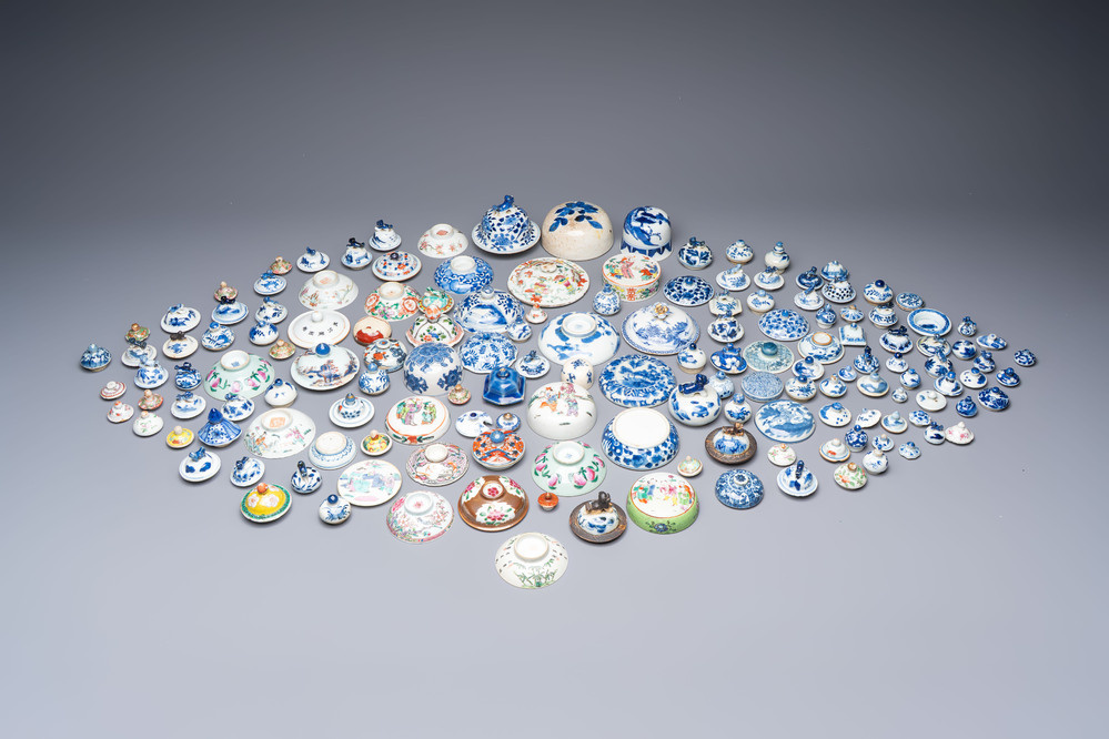 A large collection of 152 pieces, mainly Chinese porcelain covers, Kangxi and later
