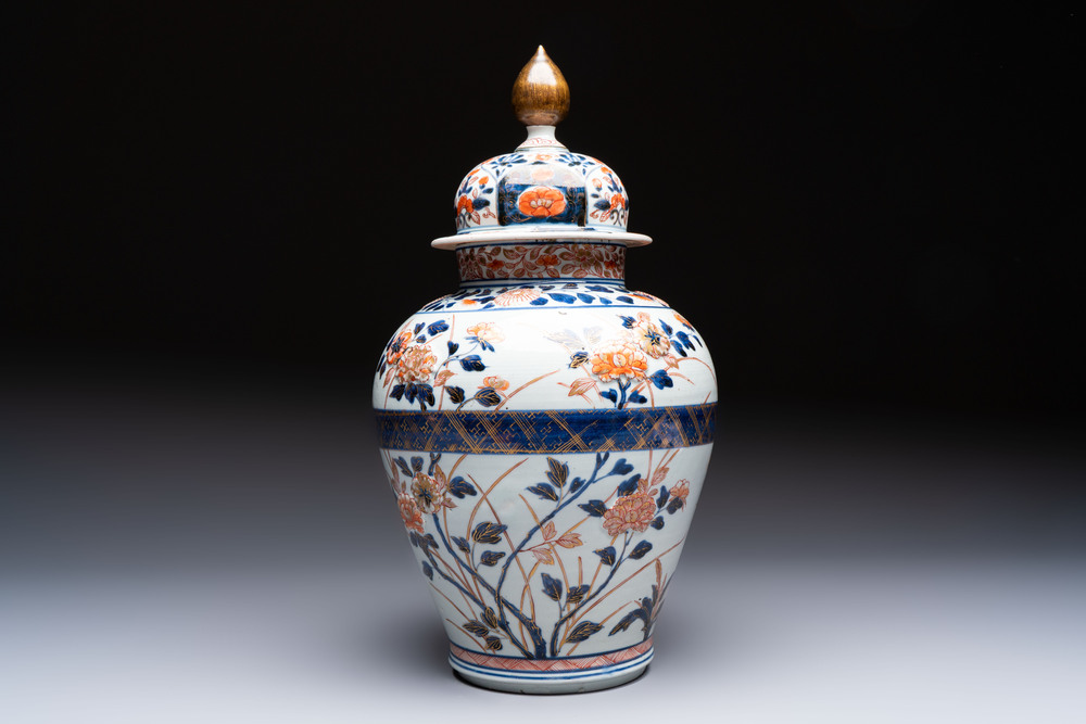 A Japanese Imari vase and cover with floral relief design, Edo, 17/18th C.
