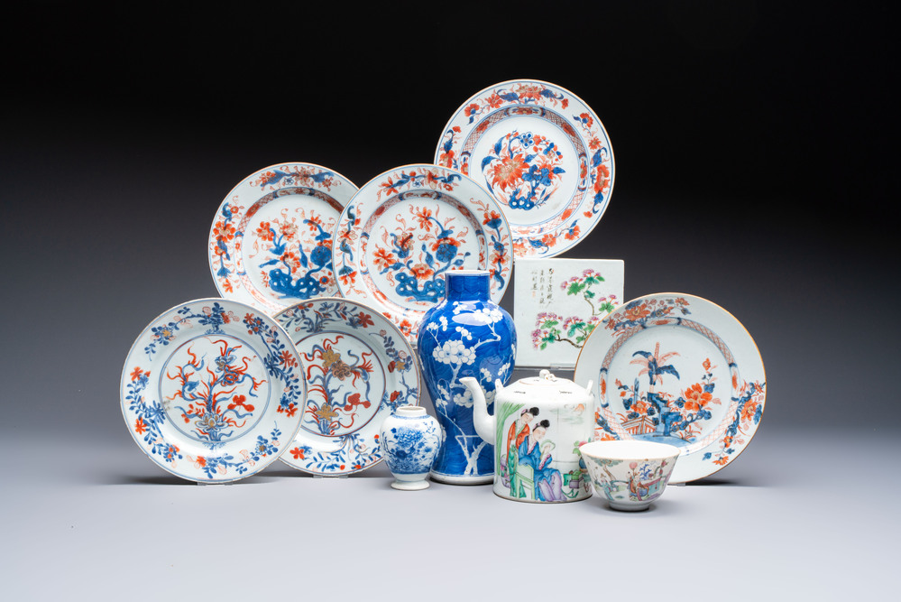 A varied collection of 11 Chinese porcelain wares, Kangxi and later