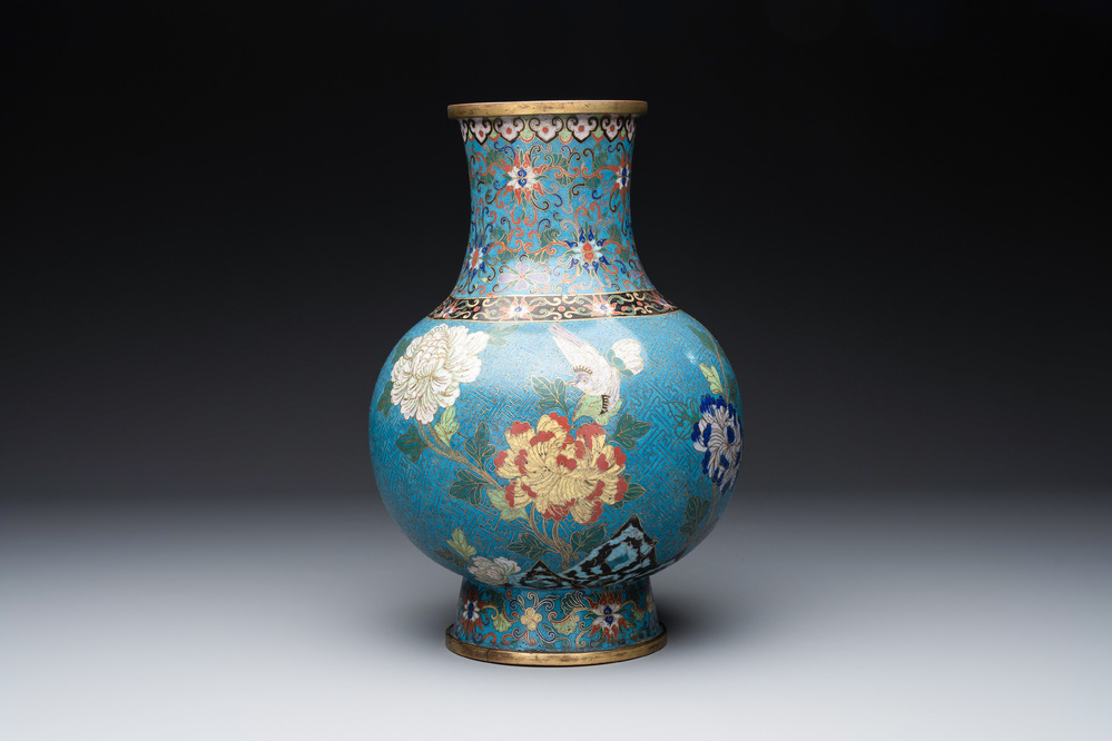 A Chinese cloisonn&eacute; 'Peony and Chrysanthemum' vase, 19th C.
