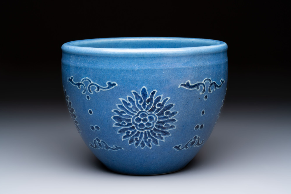 A Chinese blue and white scroll pot with Buddhist flower design, 18/19th C.