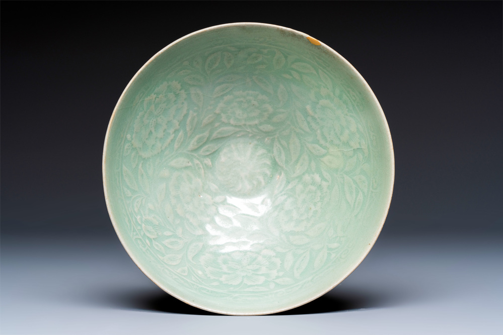 A fine Korean celadon moulded 'Peony Scroll' bowl with a wooden box, Goryeo, 13th C.