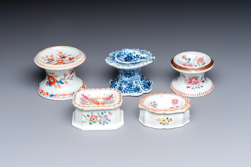 A collection of four Chinese blue and white, famille rose and Imari-style salts and a Samson Paris salt, 18/19th C.