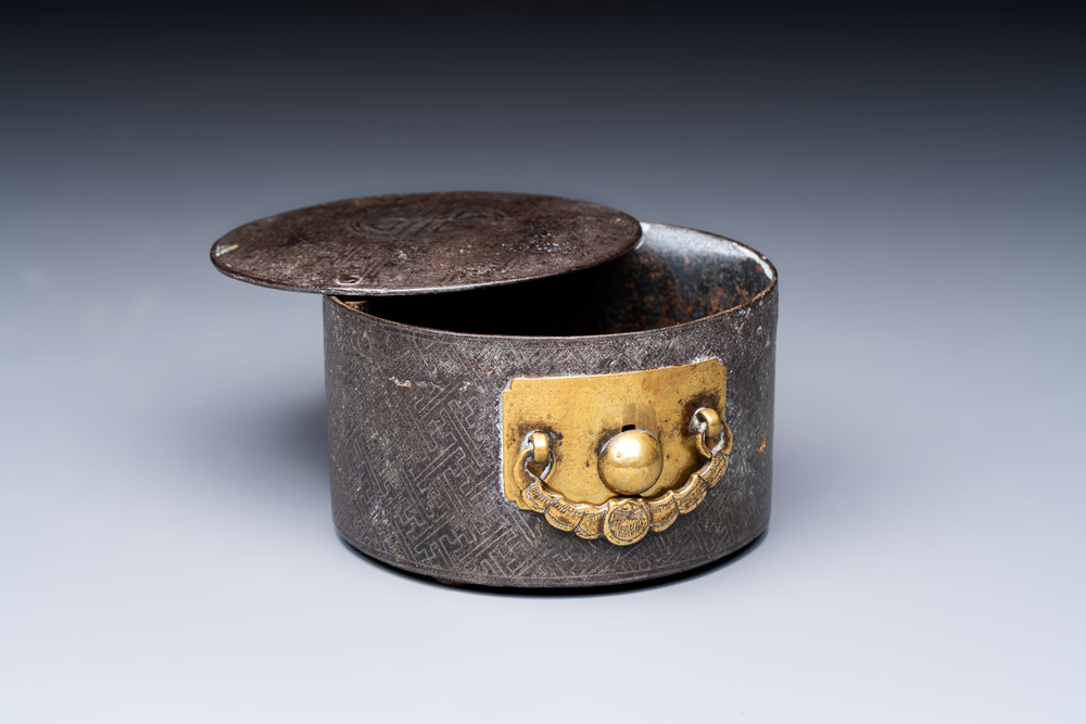 A Korean silver-inlaid iron tripod box with a gilt-bronze bat-shaped handle, Joseon, 18th C.