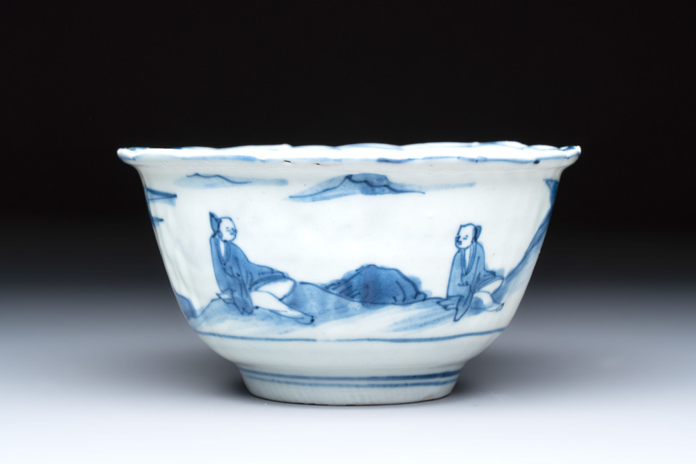 A Chinese blue and white 'Crow Cup' with figural design, Transitional period