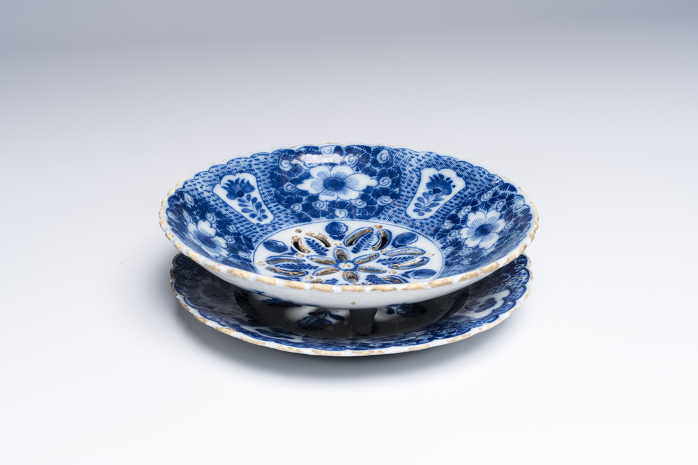 A blue and white Dutch Delft strainer and stand with floral design, 18th C.