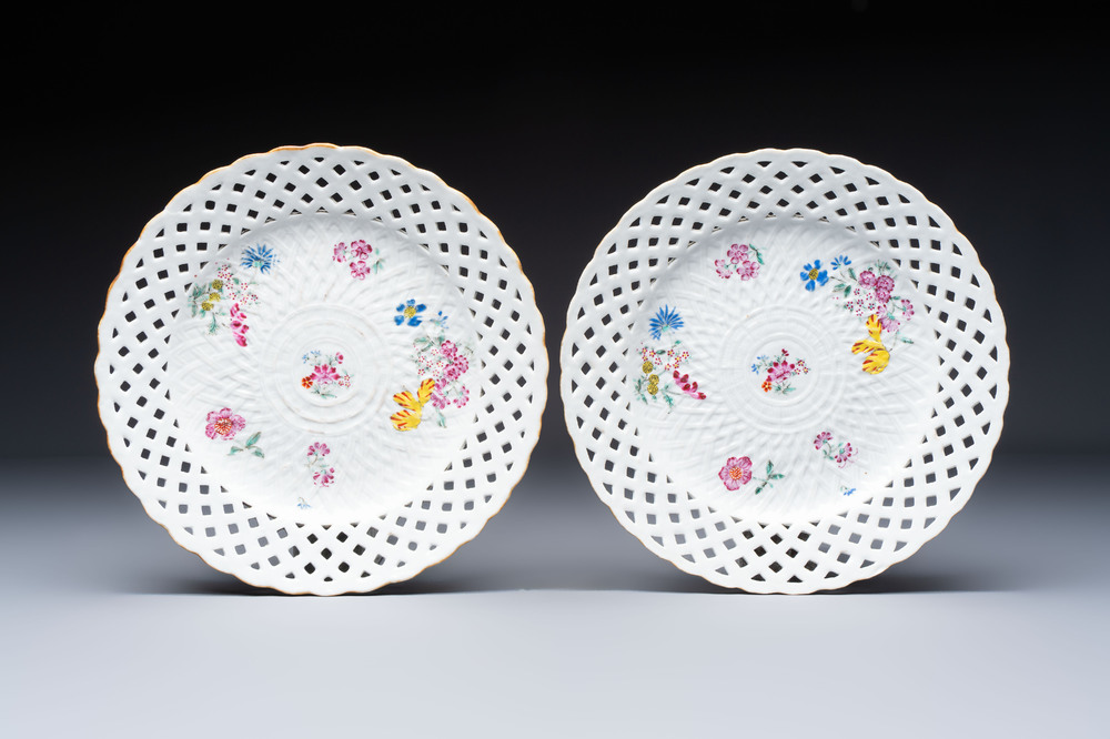 Two Chinese famille rose openworked plates with floral design, Qianlong