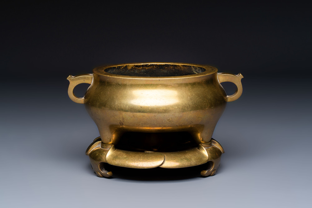A fine Chinese bronze tripod censer and stand, Xuande mark, 17/18th C.