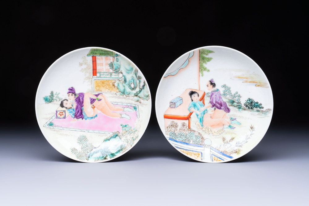 A pair of Chinese famille rose 'Erotic' plates, Chun Yi Tang Zhi 春怡堂制 mark, 20th C.