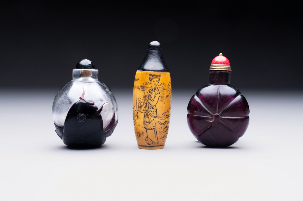 Two Chinese glass snuff bottles and a buffalo bone snuff bottle, Xianfeng mark, 19th C.