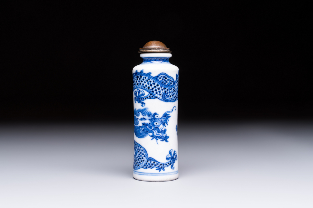 A fine Chinese blue and white 'Dragon' snuff bottle, 19th C.