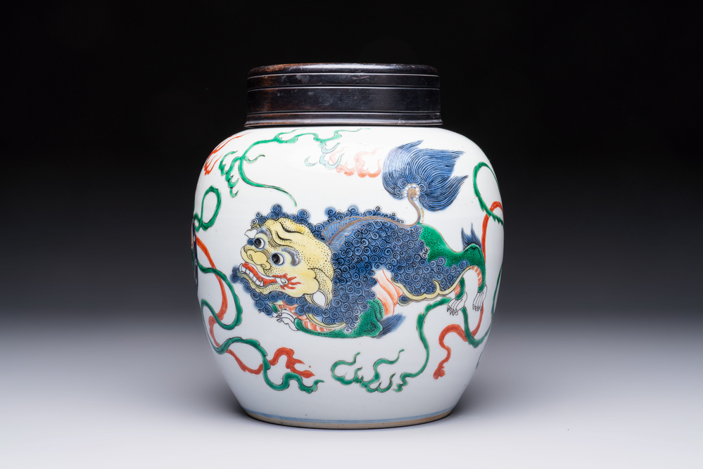 A fine Chinese famille verte 'Buddhist Lions' jar and a reticulated wooden cover, 19th C.