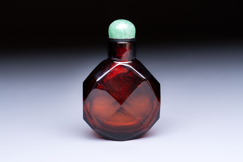 A Chinese facetted amber glass snuff bottle, 19th C.