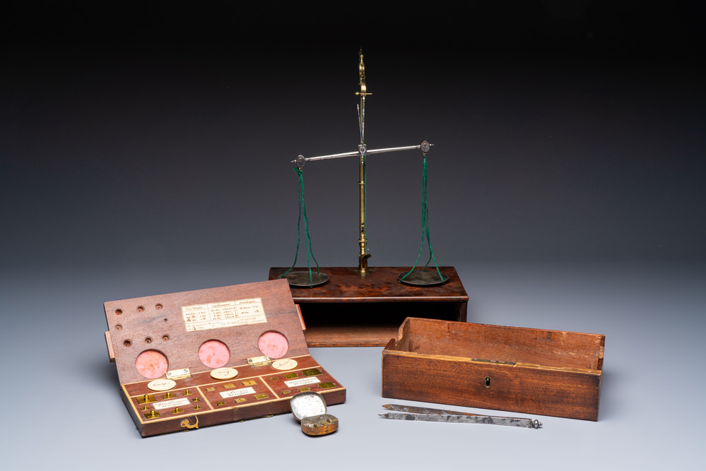 A foldable precision balance in metal and mahogany, with weights and accessories, probably England, 19th C.
