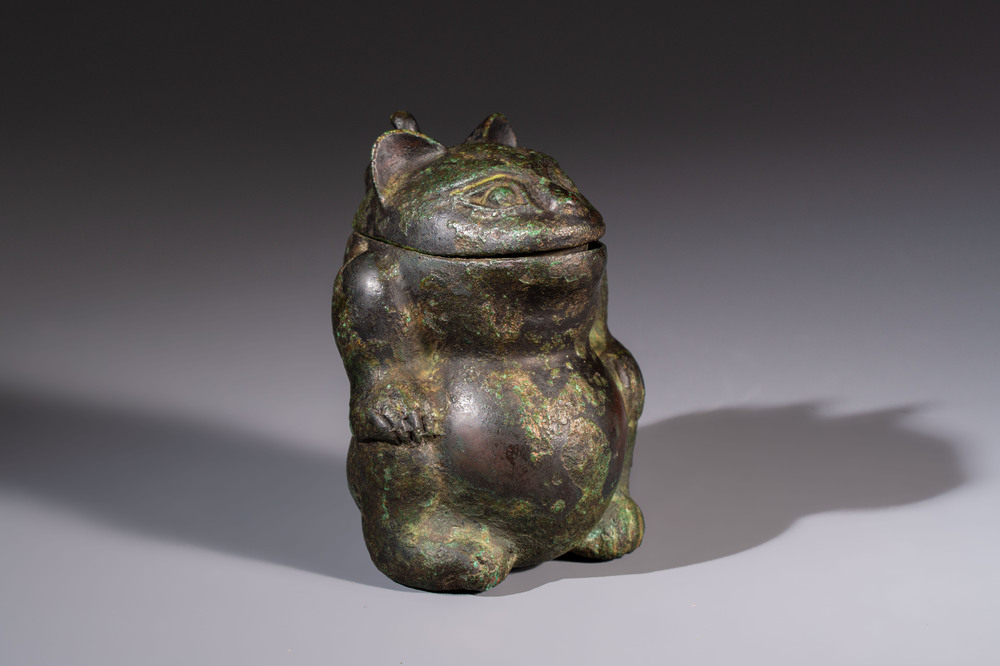 A rare Chinese archaistic bronze bear-form wine vessel, Gong 觥, Han or later