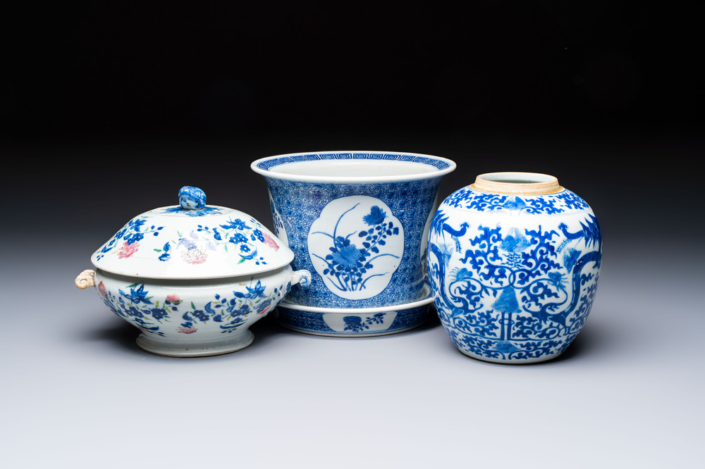 A Chinese blue and white jardini&egrave;re with stand, a 'Chilong' jar and a famille rose covered tureen, Guanyao 官窑 mark, 19th C.