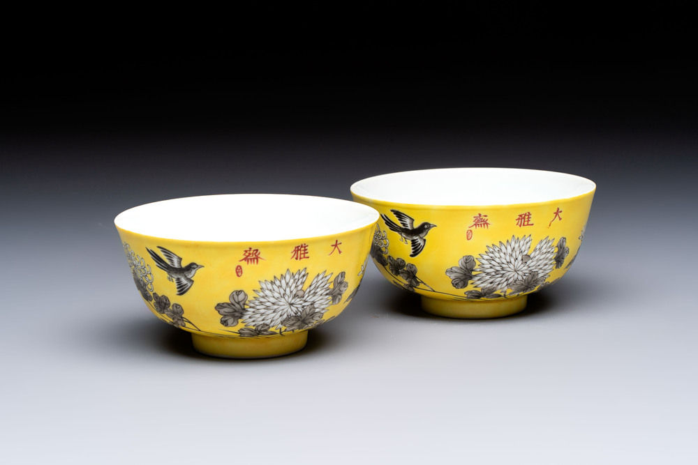 A pair of Chinese grisaille yellow-ground 'Da Ya Zhai 大雅齋' bowls, Yong Qing Chang Chun 永慶長春 mark, 20th C.