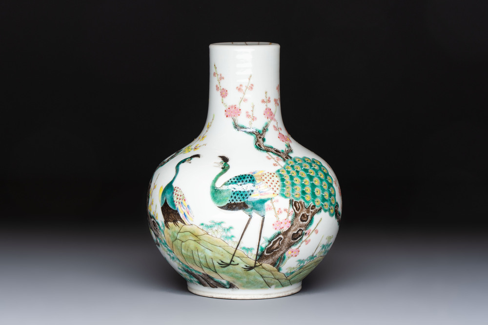 A fine Chinese famille verte 'Peacocks' vase, 19th C.