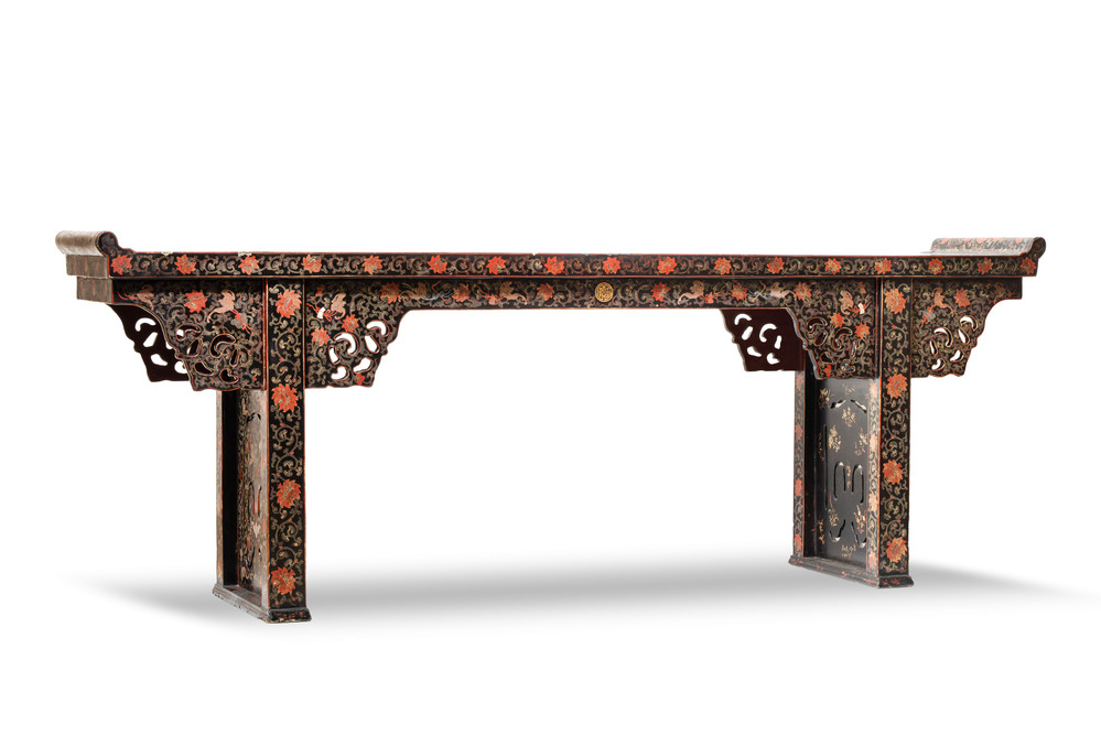 A fine Chinese gilt-lacquered wooden altar table, tiaoan, 18/19th C.