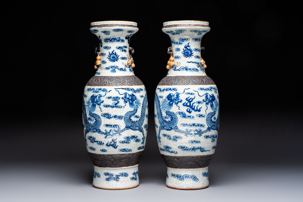 A pair of Chinese blue and white Nanking crackle-glazed 'Dragons' vases, 19th C.