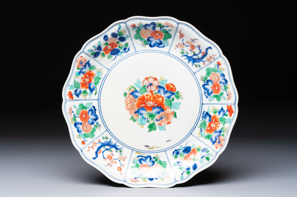 A rare Japanese Ko-Imari Kakiemon-style dish with floral design, possibly for the Chinese market, Edo, 17th C.