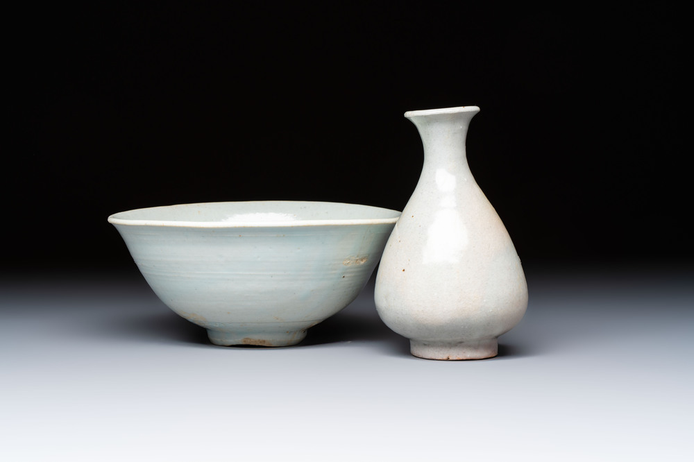 A Korean white-glazed vase and bowl, Joseon, 16th C.