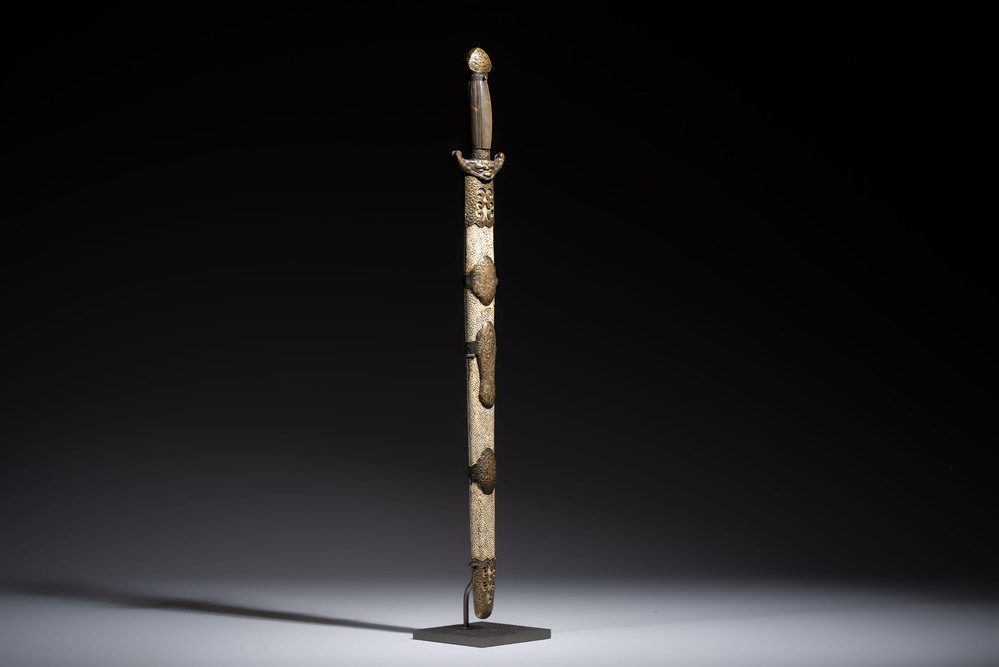 A rare set of Chinese double swords with scabbard 'shuangjian', Longquan mark, 19th C.