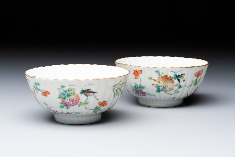 A pair of Chinese famille rose 'Cricket' bowls, Tongzhi marks, 19th C.