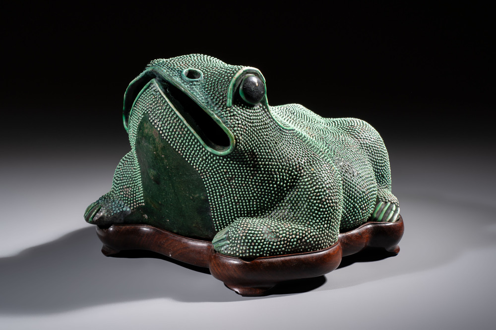 A Chinese verte biscuit model of a toad on stand, 18/19th C.
