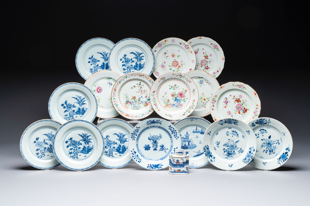 17 Chinese blue, white and famille rose plates and an Imari-style tea caddy, Kangxi/Qianlong