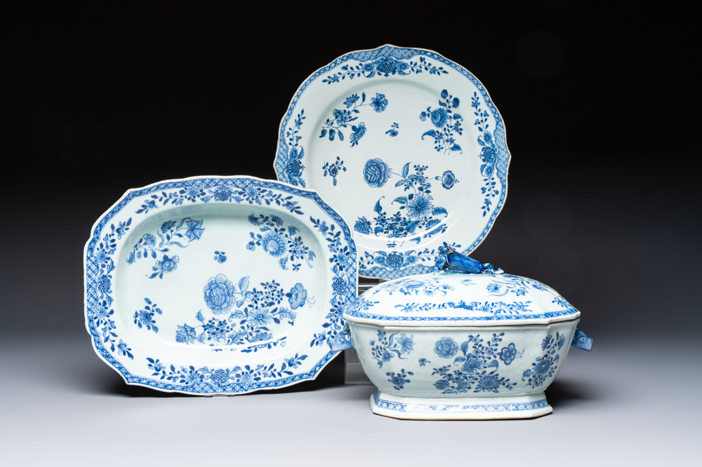 A Chinese blue and white dish, tureen and stand with floral design, Qianlong