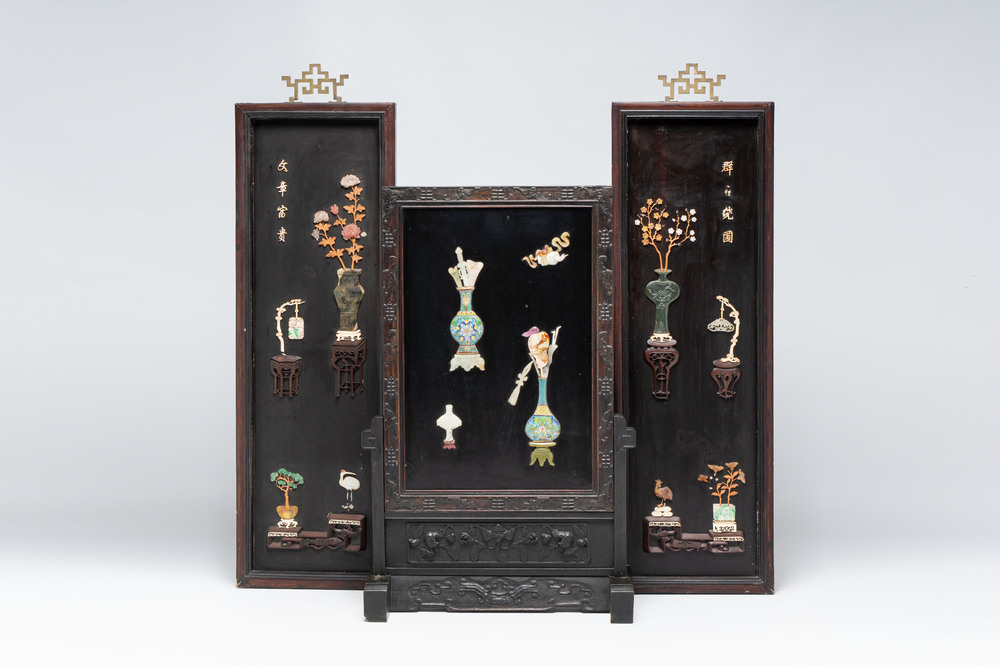 A Chinese lacquered wooden table screen with jade and cloisonn&eacute;, and a pair of wall panels embellished with jade, bone, and wood, 19/20th C.